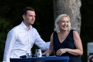 Льо Пен очаква съдебно решение, което може да я извади от надпреварата за президент на Франция