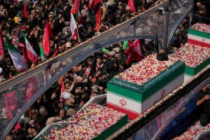 Погребалните процесии за Али Хаменей събраха милиони в Техеран