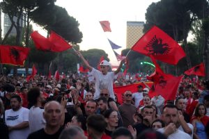 От туристически проект до „революция на розовото фламинго“: Какво се случва в Албания