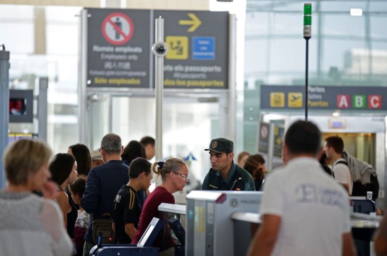 Новата система за граничен контрол на ЕС предизвика хаос по летищата Новата система за граничен контрол на ЕС предизвика хаос по летищата