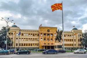 Парламентът на Северна Македония гласува мащабна реконструкция на кабинета „Мицкоски“