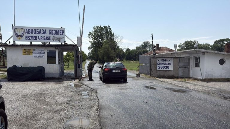 Първият от очакваните 8 американски самолети цистерни кацна в базата в „Безмер“