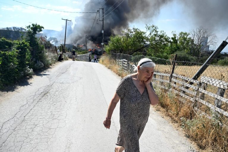 Пожар край Атина: Евакуират болница и жилищни райони заради огнената стихия