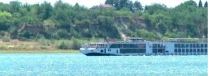 Круизен кораб заседна в река Дунав заради рекордно ниските нива на водата