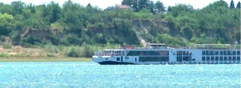 Круизен кораб заседна в река Дунав заради рекордно ниските нива на водата Круизен кораб заседна в река Дунав заради рекордно ниските нива на водата