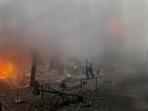 Две деца и възрастна жена загинаха при руски удари в Суми