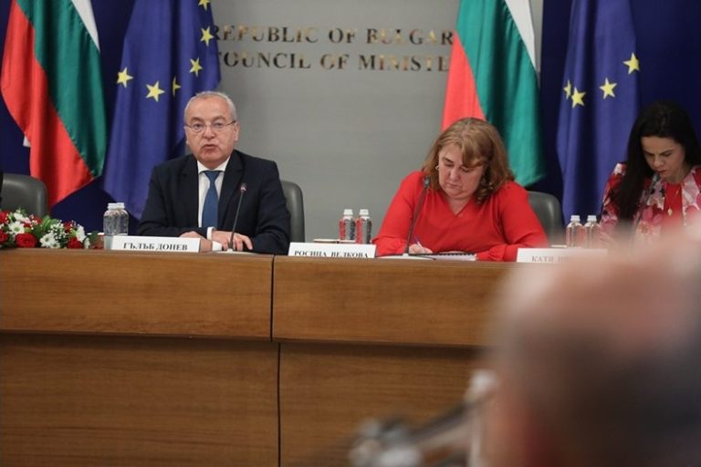 Съкращенията в държавната администрация тръгват: три министерства и НЗОК обявиха намаление на щатовете Съкращенията в държавната администрация тръгват: три министерства и НЗОК обявиха намаление на щатовете