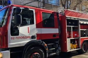 Пожар в аптека на приземен етаж в Пловдив – четири екипа пожарникари тушиха пламъците
