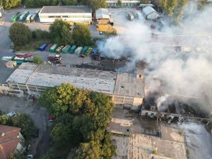 Масивен пожар обхвана склад с 350 тона хартия в завод „Родина“ в Пловдив