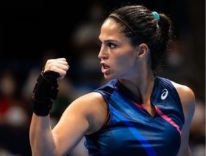 Изабелла Шиникова продължи напред в Оренсе след победа над германка