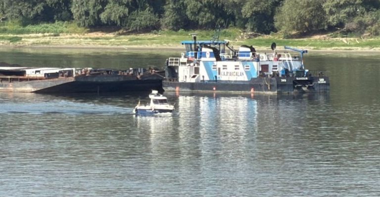 Баржа с въглища се запали в река Дунав край Русе Баржа с въглища се запали в река Дунав край Русе