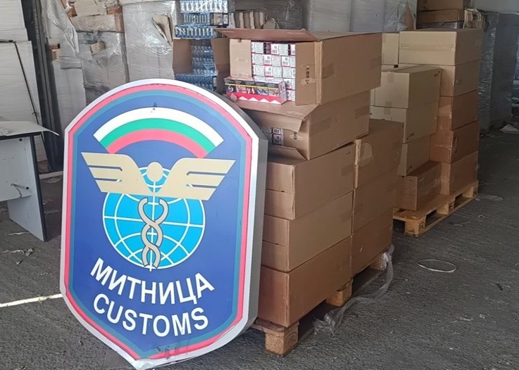 Митничари задържаха 10 750 кутии цигари с български бандерол, укрити във възглавници край Видин