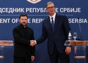 В Прищина свалиха украинското знаме от сграда в центъра след изказване Зеленски в Белград