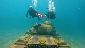 Потопен боен танк край турското крайбрежие на Егейско море стана атракция за гмуркачи