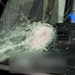 Нападнаха линейка с камъни и брадви заради клип в ТикТок за „черна линейка“, която краде деца