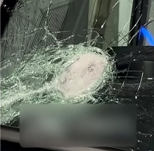 Нападнаха линейка с камъни и брадви заради клип в ТикТок за „черна линейка“, която краде деца