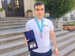Кметът на Плевен посрещна бронзовия медалист от Международната олимпиада по изкуствен интелект Марио Петков