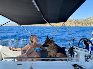 Койна Русева и Невена Бозукова на яхта в открито море