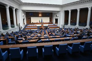 Депутатите печелят от замразяването на заплатите: щяха да получават с 24 евро по-малко