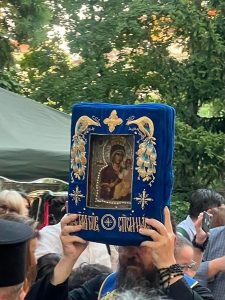 Посрещнаха с камбанен звън Хавайската Света Богородица в Мерданския манастир