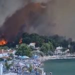 Пожарът на Халкидики затвори пътя към Фурка, туристи и жители се евакуират (Видео)