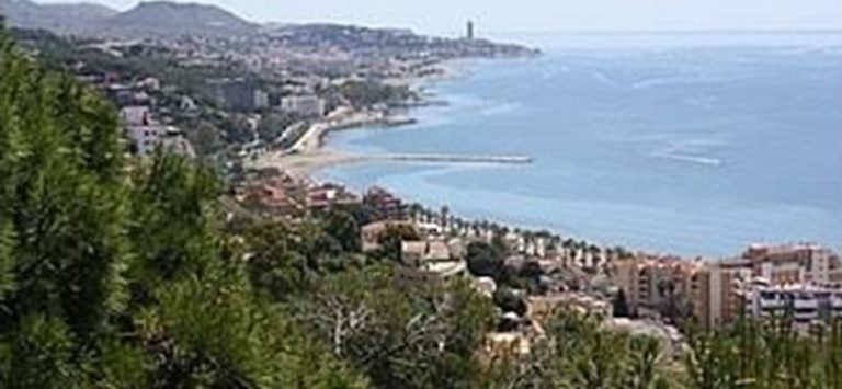 Туристи получиха обриви след къпане на испански плаж, затвориха го
