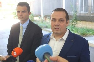 Хванаха баща и син да продават лекарства със зелена рецепта