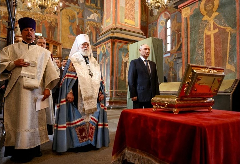Владимир Путин се поклони пред откритите мощи на Дмитрий Донски в Кремъл