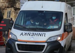 Кола и товарен бус се удариха челно край Велико Търново, трима са пострадали