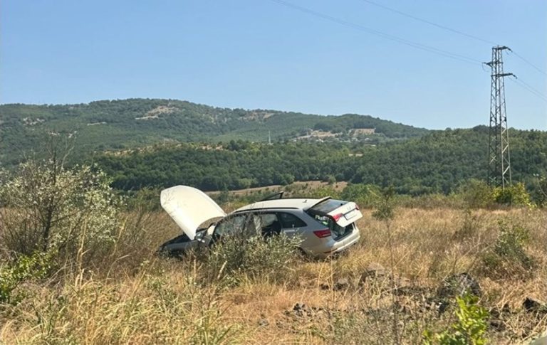 Тежка катастрофа затруднява трафика на Маказа, кола е изхвърчала в полето (Снимки)