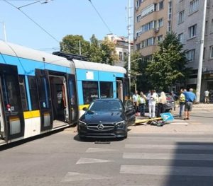 Трамвай се блъсна в кола на кръгово в София и дерайлира
