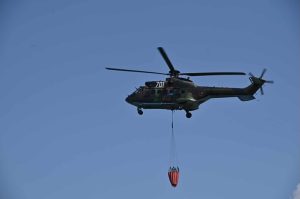 Военни и хеликоптер „Кугар“ участват в гасенето на пожара край полигона „Корен“