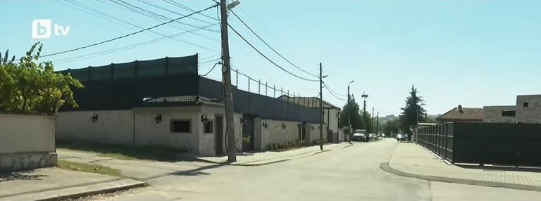 Кого е пазила до Коледа полицейската кола пред рибния ресторант с тунела на Еврото и заглушителя? (Обзор)
