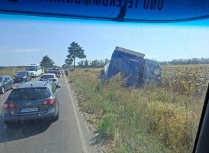 Камион излезе от пътя край село Стожер, движението е в една лента