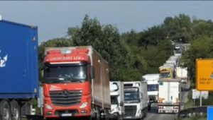 В Триводици искат забрана за преминаване на тежки камиони през селото