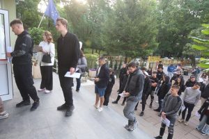 “Парите следват ученика”. Но отчитат ли кое училище колко надгражда