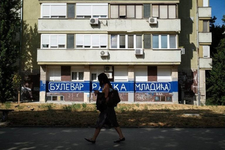 Младежи палят факли в Белград и Нови Сад в памет на Ратко Младич: „От твоята борба живее нашата свобода!“