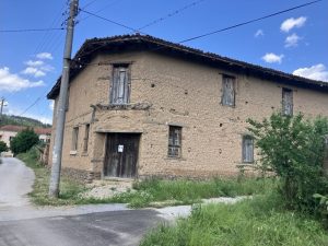 Жители на Мандрица представиха албанския език и традициите на селото в Прищина