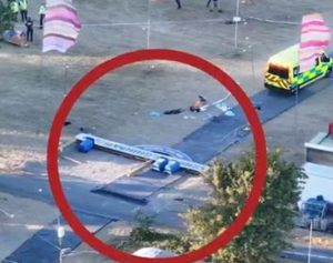Табела се срути върху тълпата на християнски фестивал във Великобритания, мъж загина