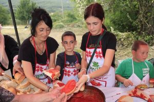 Фестивал на лютеницата събра десетки жители и гости на с. Логодаж