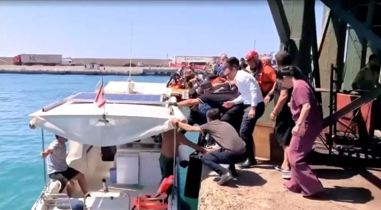 Кораб с близо 270 пътници потъна край Кипър, десетки все още не са спасени (Снимки) Кораб с близо 270 пътници потъна край Кипър, десетки все още не са спасени (Снимки)
