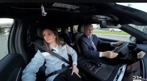 Путин подкара новата „Волга“ с красавица на предната седалка (Видео)