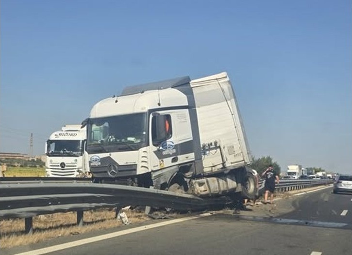 Тир се вряза в мантинелата на магистрала „Тракия“ край Пловдив Тир се вряза в мантинелата на магистрала „Тракия“ край Пловдив