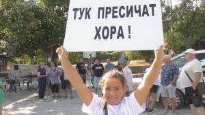 „Коли, камиони, автобуси – летят просто“: Жители протестират заради опасен участък по пътя София – Варна