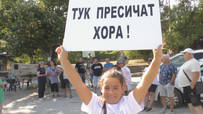 „Коли, камиони, автобуси – летят просто“: Жители протестират заради опасен участък по пътя София – Варна
