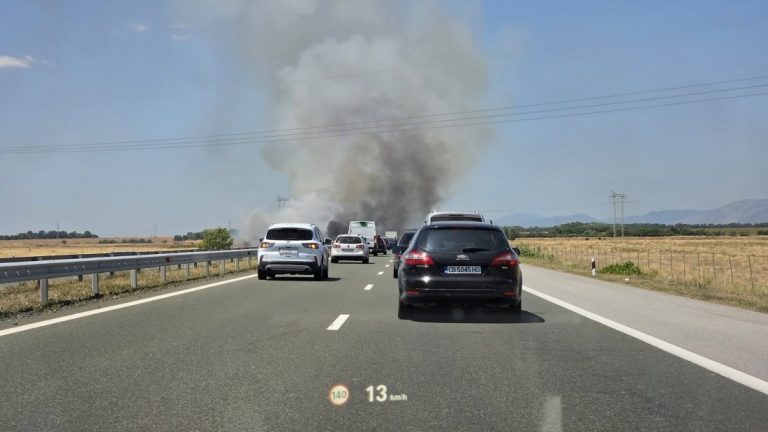 Запалил се автомобил спря движението и в двете посоки на АМ "Тракия" край Ямбол Запалил се автомобил спря движението и в двете посоки на АМ "Тракия" край Ямбол