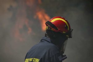 Пожарът в Гърция: Фронтът на огъня в област Атика се разширява