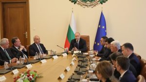 След първите 100 дни управление: 52% не са съгласни с външната политика на Радев, сочи проучване на „Галъп"