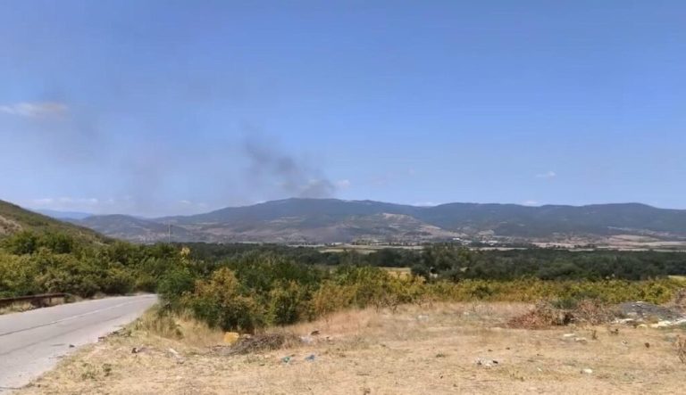 Голям пожар затвори Подбалканския път край Сливен, спират и влаковете Голям пожар затвори Подбалканския път край Сливен, спират и влаковете