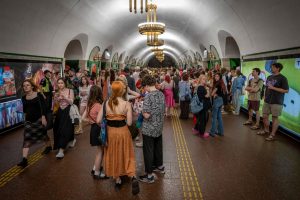 Жителите на Киев се укриват в метрото при непрестанните руски удари